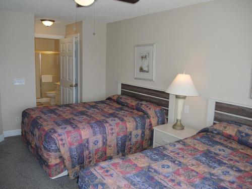 卡拉巴什Brunswick Plantation Golf Resort 1509M的酒店客房,设有两张床和一盏灯