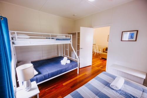 阿卡狄亚Kooyong Apartment 4的一间卧室配有两张双层床。