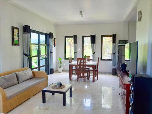 AirsatangMedewi Manor的客厅配有沙发和桌子