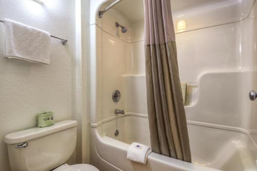 圣迪马斯洛杉矶6号汽车旅馆 - 圣迪马斯的浴室配有白色卫生间和淋浴。