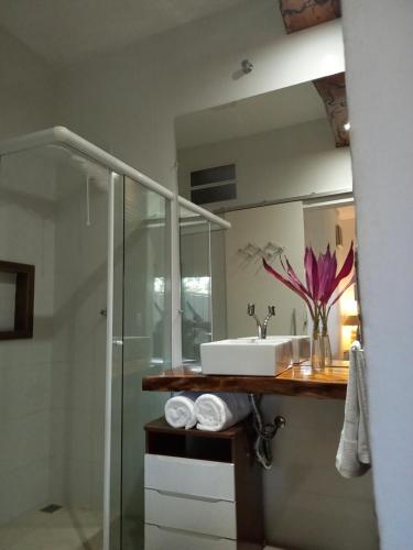 康赛瓦托利亚Suítes Mathias flat的一间带水槽和镜子的浴室
