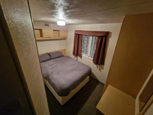 英戈尔德梅尔斯Staycation Coastfields Holiday Park JG84的一间小卧室,配有床和窗户