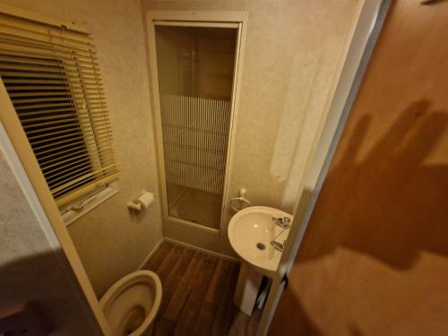 英戈尔德梅尔斯Staycation Coastfields Holiday Park JG84的一间带卫生间和水槽的小浴室