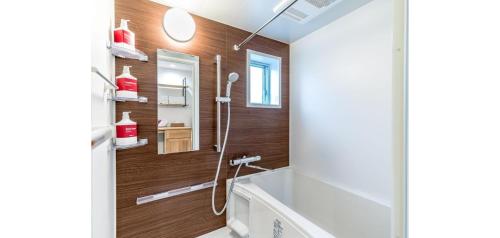 富士宫市Rakuten STAY HOUSE x WILL STYLE Fujinomiya 101的带淋浴和盥洗盆的浴室