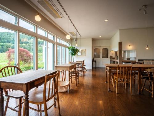 一关café&GuestHouse kaziya的用餐室设有桌椅和窗户。