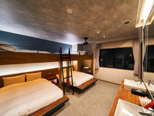 那霸Rakuten STAY Naha-Miebashi Bunk bed Room的一间卧室设有两张双层床和水槽