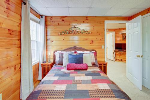 埃利杰Deer Hollow的卧室配有一张床铺,位于带木墙的房间内