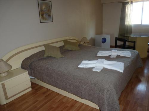 布宜诺斯艾利斯奥玛布宜诺斯艾利斯酒店的一间卧室配有一张大床和毛巾