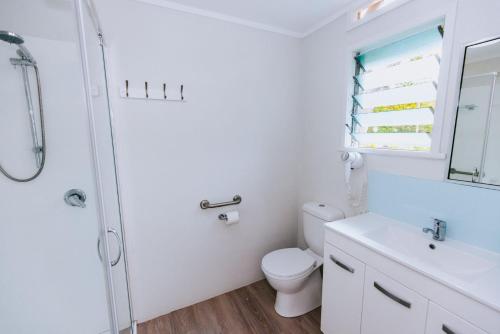 阿卡狄亚科阳7号公寓的浴室配有卫生间、盥洗盆和淋浴。