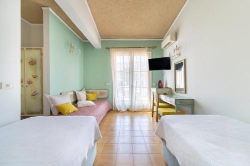 弗隆塔多斯阿西亚玛克拉酒店的酒店客房,设有两张床和一张沙发