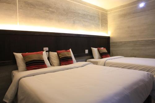 曼谷68酒店客房内的一张或多张床位