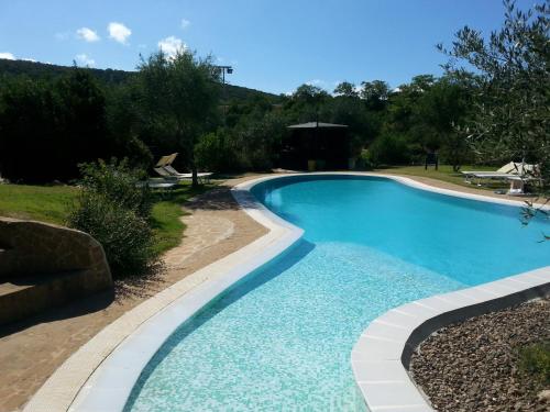 伊格莱西亚斯科尔特鲁比亚花园酒店的院子里的游泳池