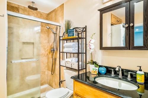 科纳Kona Mansions的浴室配有卫生间、盥洗盆和淋浴。