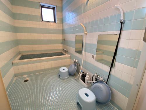 绿草膳宿酒店的一间浴室