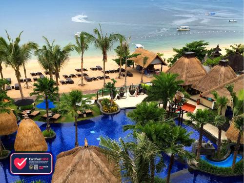 努沙杜瓦Holiday Inn Resort Bali Nusa Dua, an IHG Hotel - CHSE Certified的享有海滩度假村的空中景致