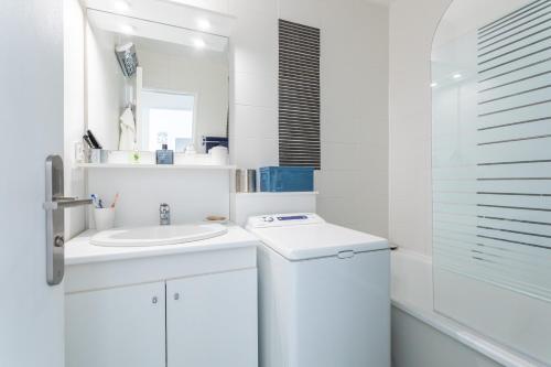 卡布尔Le P'tit Idéal的白色的浴室设有水槽和镜子