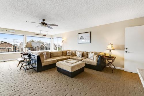 卡农海滩Driftwood的客厅配有沙发和桌子