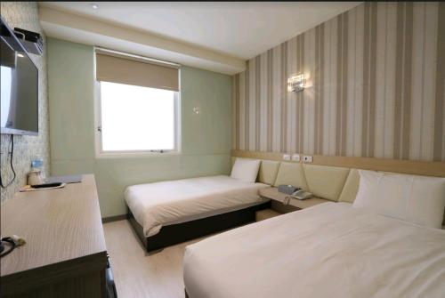 高雄兆舍行旅的酒店客房设有两张床和窗户。