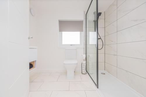 Bannockburn4 Bed cottage with Hot tub的白色的浴室设有卫生间和淋浴。