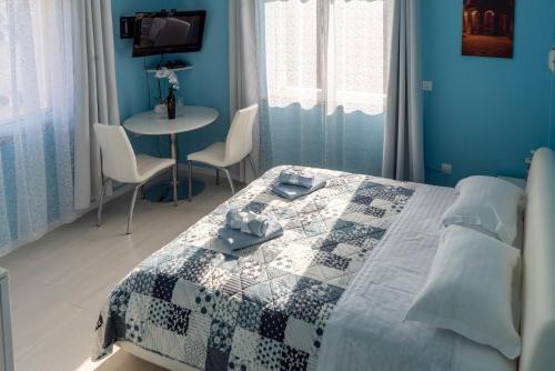 扎达尔安德烈公寓的一间卧室配有一张床和一张桌子及椅子