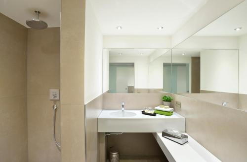 阿尔戈伊地区伊斯尼林德霍厄酒店的一间带水槽和镜子的浴室