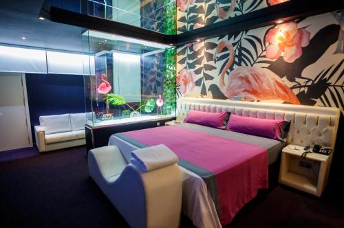 波伊奥蓬特韦德拉金星汽车旅馆的一间卧室配有一张带粉色毯子的大床
