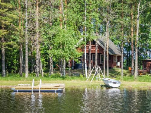 PuromäkiHoliday Home Huvilakoti 1 by Interhome的湖畔小屋,有船