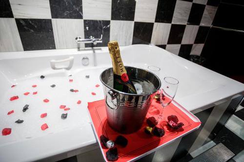 波伊奥蓬特韦德拉金星汽车旅馆的浴缸旁的桌子上放一桶葡萄酒