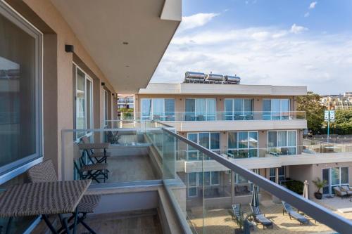 索佐波尔Selena Beach Family Hotel - All Inclusive Light的阳台,带楼梯和椅子的建筑