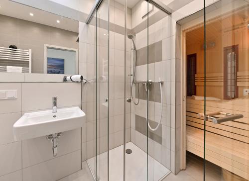 格洛韦Ostseepanorama的一间带水槽和淋浴的浴室