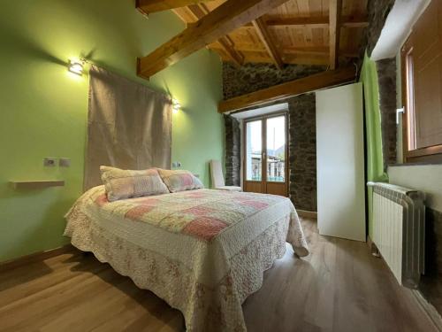 Caboalles de AbajoCasa Osu Pardo VuT的一间设有床铺的卧室,位于一个拥有绿色墙壁的房间