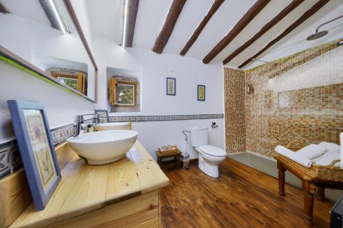 Parets de AmpurdáB&B Mas Torrencito Pet Friendly的带浴缸、盥洗盆和卫生间的浴室