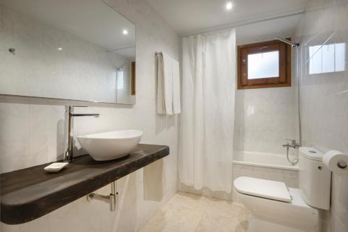 安索Hostal Kimboa的白色的浴室设有水槽和卫生间。