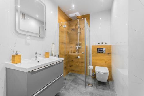 斯图托沃Apartament Baltic Sun N°36的白色的浴室设有水槽和卫生间。