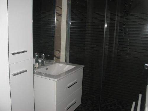 Quartier Morne la ValeurPETIT PARADIS的一间带水槽和玻璃淋浴的浴室