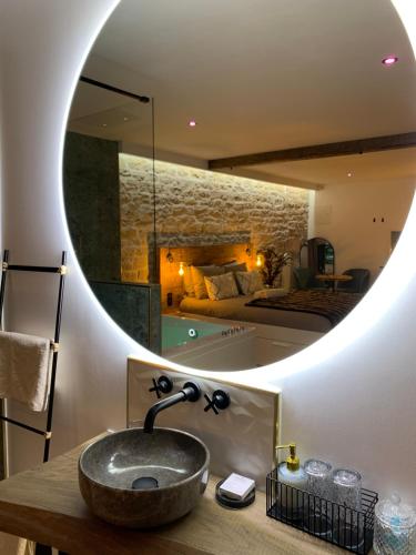 第戎Les Jardins Secrets - Gare & Centre by Apparts Spa Dijon的一间带水槽的浴室和一间带床的房间