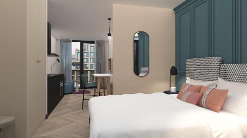 阿姆斯特丹Bens The Highdocks的一间带白色床的卧室和一间浴室