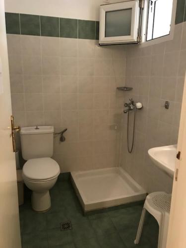 卢特拉艾季普苏Diamanti Hotel的浴室配有卫生间、浴缸和水槽。