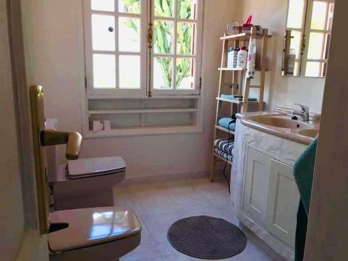 查德尔帕罗奥Paz del Mar的一间带水槽和卫生间的浴室以及窗户。