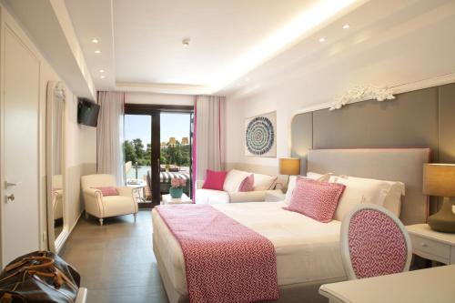 欧拉努波利斯Avaton Luxury Beach Resort - Relais & Chateaux的酒店客房,配有床和沙发