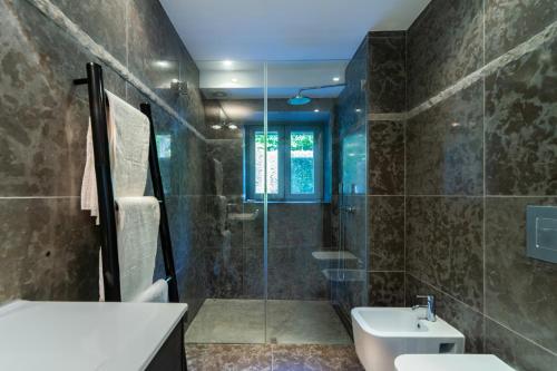 埃斯托利尔TheCalming Cactus Cascais的带淋浴、盥洗盆和卫生间的浴室