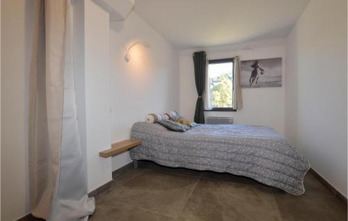 Taglio-Isolaccio3 Bedroom Amazing Home In Taglio Isolaccio的一间小卧室,配有床和窗户