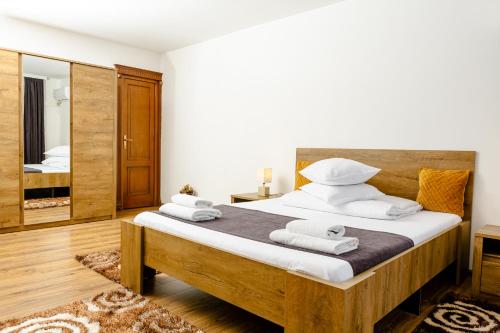 巴亚马雷Pensiunea Pictorilor的一间卧室配有一张大床和毛巾