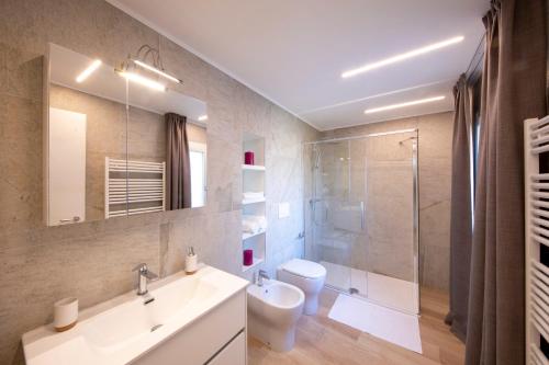 奥梅尼亚Residence Casa Coppa Appartamento Flox的一间带水槽、卫生间和淋浴的浴室