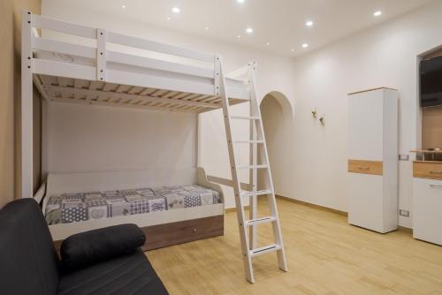 Barraco's House客房内的一张或多张双层床