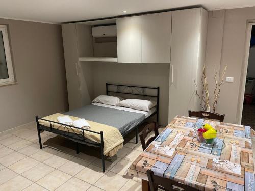 巴里Del Corso Apartment Palese Airport的一间卧室配有一张床和两张桌子及椅子