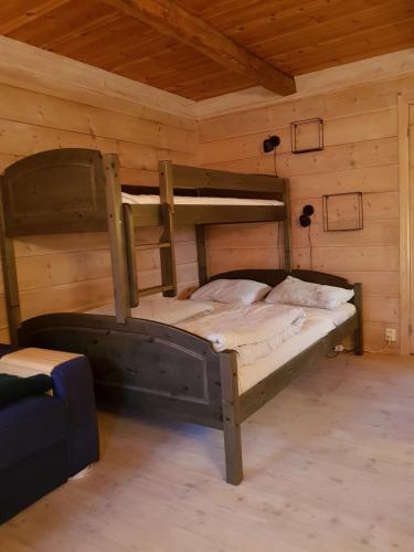 Bolstadøyri荣荣嘉德农家乐的小屋内设有一间带两张双层床的卧室