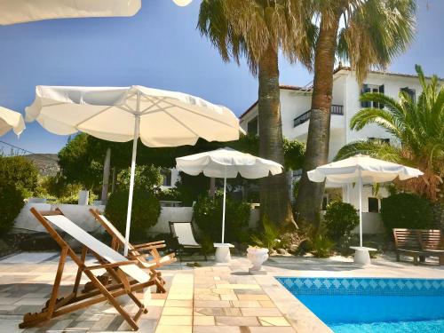 帕特雷Theodora Hotel的游泳池畔的两把椅子和遮阳伞