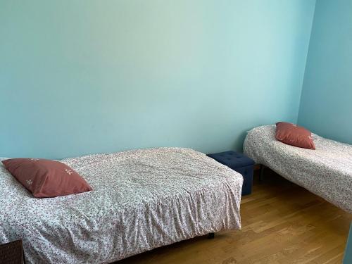 格罗韦SAN VICENTE DO MAR (URBANIZACIÓN PEDRAS NEGRAS) O GROVE- SANXENXO的一间卧室设有两张床和蓝色的墙壁
