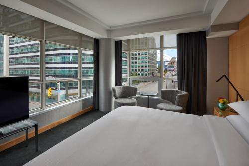 多伦多SoHo Hotel Toronto的酒店客房设有一张床和一个大窗户